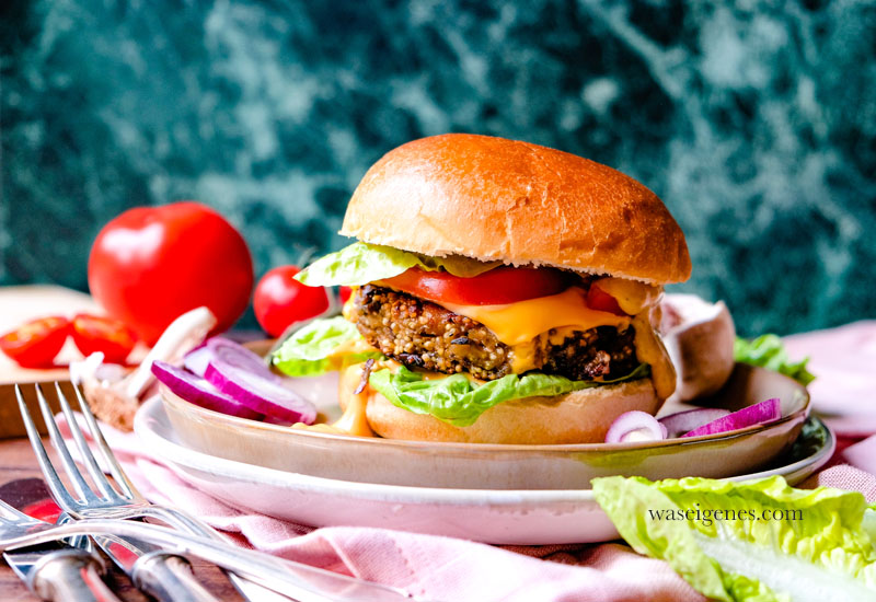 Rezept: Quinoa Burger | Köstlich-würziger und vegetarischer Burger Pattie aus Quinoa und Kichererbsen | waseigenes.com