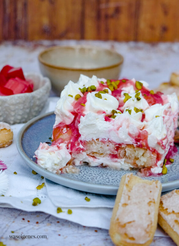 Rezept: Rhabarber Tiramisu - ein fruchig-frisches Dessert im Frühling | waseigenes.com | Dessert Rezept | Dessert Idee