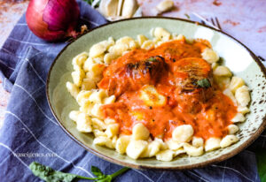 Rezept: Schweinefilet Toskana - Schweinemedaillons im Speckmantel in köstlicher Tomaten-Sahne-Soße | Schnell und einfach | Was koche ich heute? | Ofengericht | waseigenes.com