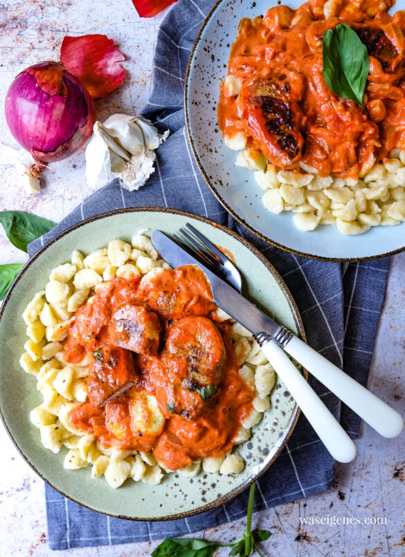 Rezept: Schweinefilet Toskana - Schweinemedaillons im Speckmantel in köstlicher Tomaten-Sahne-Soße | Schnell und einfach | Was koche ich heute? | Ofengericht | waseigenes.com