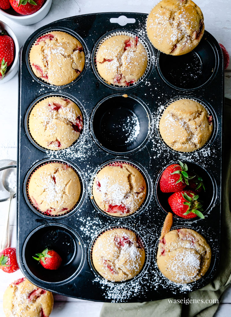 Rezept: Saftig fluffige Erdbeer Muffins - schnell und einfach, lecker im Frühling! Rezepte mit Erdbeeren | Was backe ich heute? Rezept auf waseigenes.com 