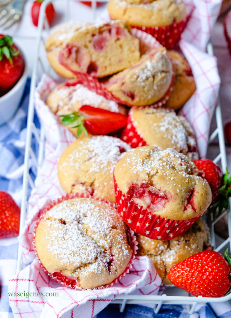 Rezept: Saftig fluffige Erdbeer Muffins - schnell und einfach, lecker im Frühling! Rezepte mit Erdbeeren | Was backe ich heute? Rezept auf waseigenes.com