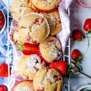 Rezept: Saftig fluffige Erdbeer Muffins - schnell und einfach, lecker im Frühling! Rezepte mit Erdbeeren | Was backe ich heute? Rezept auf waseigenes.com