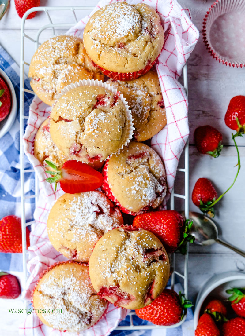 Rezept: Saftig fluffige Erdbeer Muffins - schnell und einfach, lecker im Frühling! Rezepte mit Erdbeeren | Was backe ich heute? Rezept auf waseigenes.com 