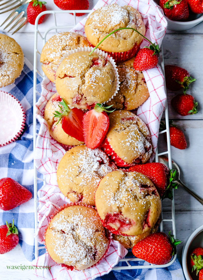 Rezept: Saftig fluffige Erdbeer Muffins - schnell und einfach, lecker im Frühling! Rezepte mit Erdbeeren | Was backe ich heute? Rezept auf waseigenes.com 