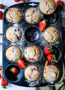 Rezept: Saftig fluffige Erdbeer Muffins - schnell und einfach, lecker im Frühling! Rezepte mit Erdbeeren | Was backe ich heute? Rezept auf waseigenes.com