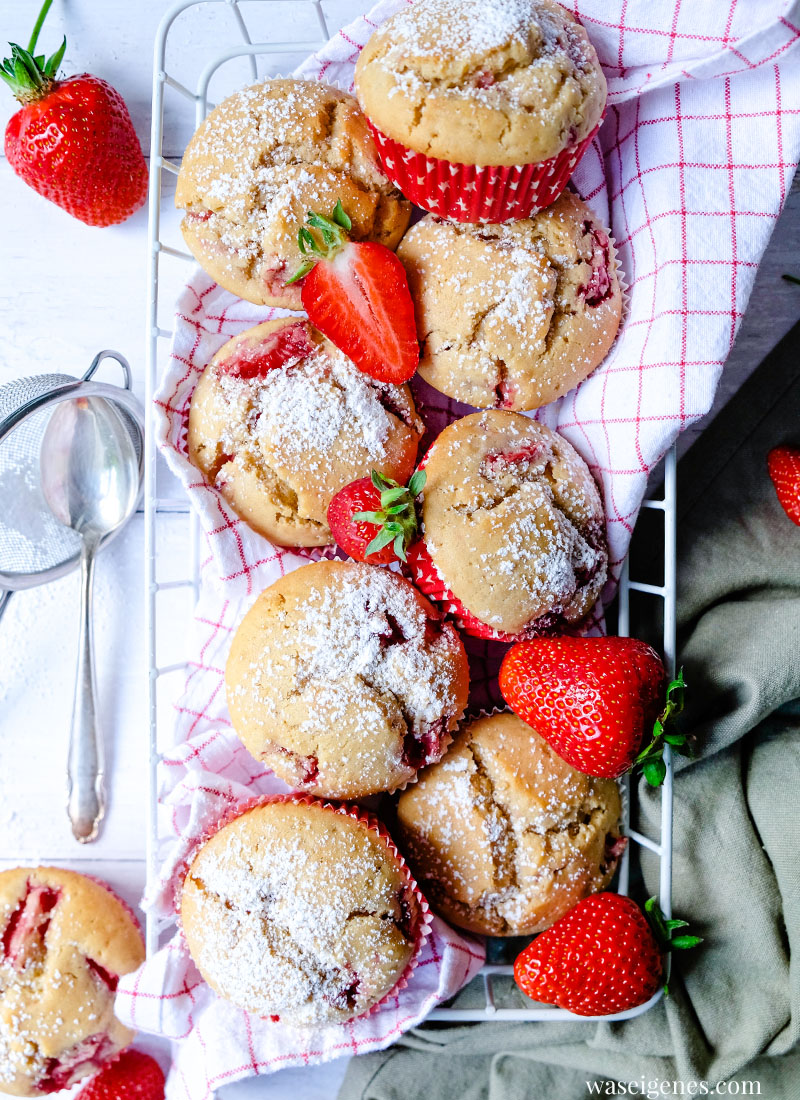 Rezept: Saftig fluffige Erdbeer Muffins - schnell und einfach, lecker im Frühling! Rezepte mit Erdbeeren | Was backe ich heute? Rezept auf waseigenes.com 