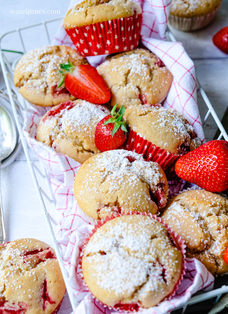 Rezept: Saftig fluffige Erdbeer Muffins - schnell und einfach, lecker im Frühling! Rezepte mit Erdbeeren | Was backe ich heute? Rezept auf waseigenes.com 