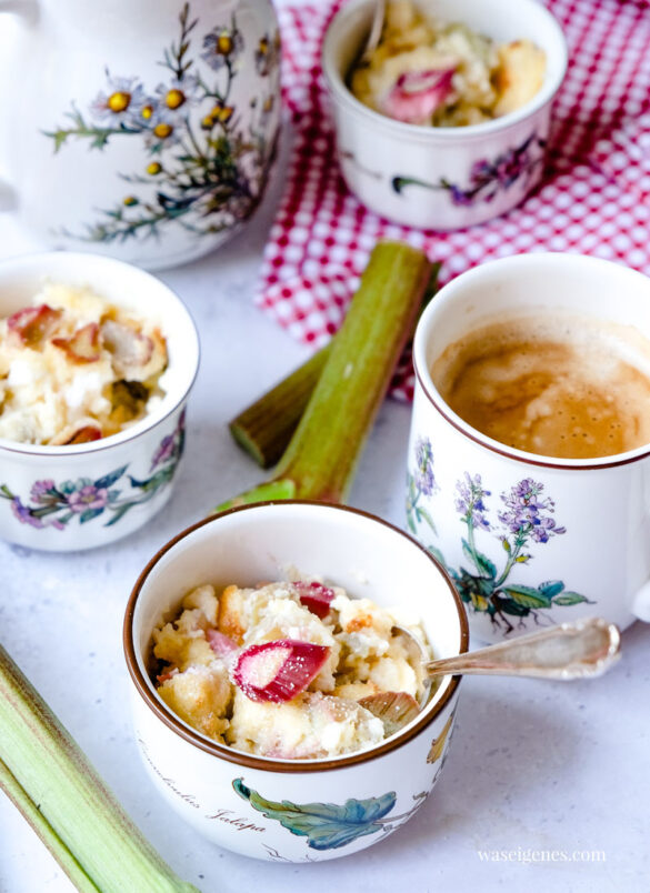 Rezept: Rhabarber-Grieß-Auflauf | Cremig-fluffiger Grießauflauf zum Nachmittagskaffee oder zum Frühstück | waseigenes.com | Schnelle und einfache Rezepte für jeden Tag