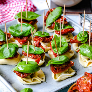 Tortelloni-Tomaten-Spieße mit Basilikum und getrockneten Tomaten! Köstliches und einfaches Fingerfood für die nächste Party oder heiße Sommertage | waseigenes.com