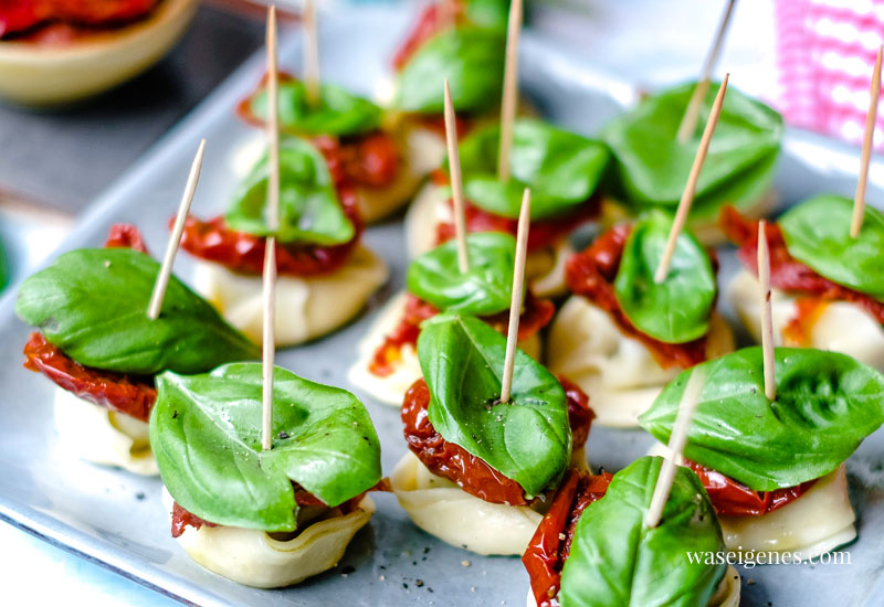 Tortelloni-Tomaten-Spieße mit Basilikum und getrockneten Tomaten! Köstliches und einfaches Fingerfood für die nächste Party oder heiße Sommertage | waseigenes.com