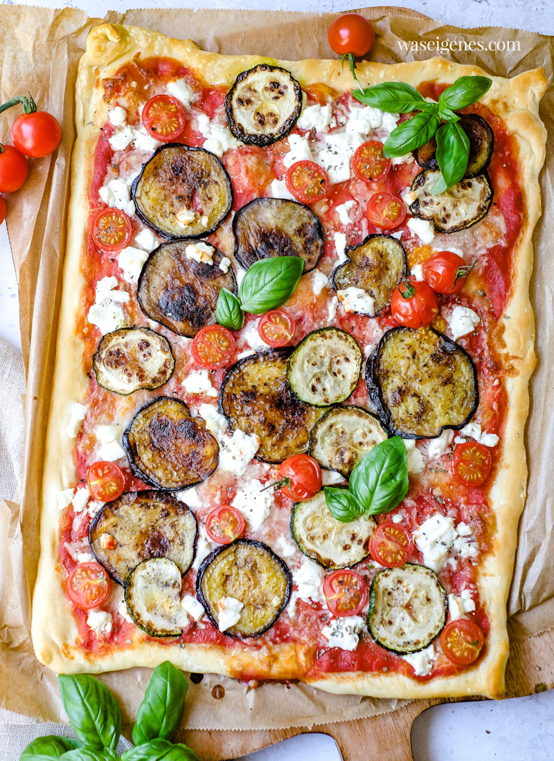 Rezept: Auberginen Zucchini Pizza mit Feta | Mediterrane und vegetarische Gemüsepizza | Ratatouille Pizza | Was koche ich heute? Schnelle und einfache Rezepte für jeden Tag | waseigenes.com