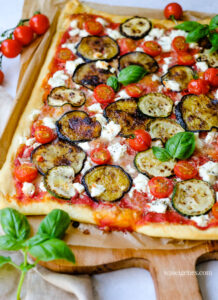 Rezept: Auberginen Zucchini Pizza mit Feta | Mediterrane und vegetarische Gemüsepizza | Ratatouille Pizza | Was koche ich heute? Schnelle und einfache Rezepte für jeden Tag | waseigenes.com