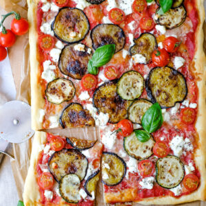 Rezept: Auberginen Zucchini Pizza mit Feta | Mediterrane und vegetarische Gemüsepizza | Ratatouille Pizza | Was koche ich heute? Schnelle und einfache Rezepte für jeden Tag | waseigenes.com