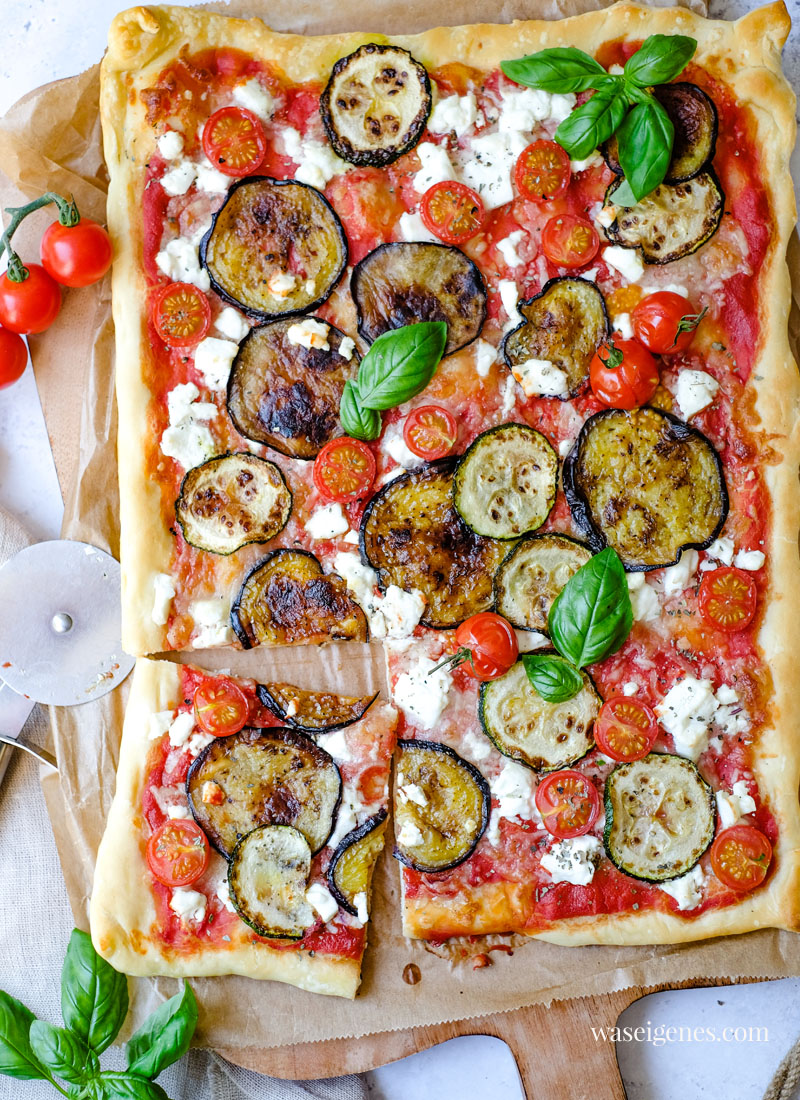 Rezept: Auberginen Zucchini Pizza mit Feta | Mediterrane und vegetarische Gemüsepizza | Ratatouille Pizza | Was koche ich heute? Schnelle und einfache Rezepte für jeden Tag | waseigenes.com