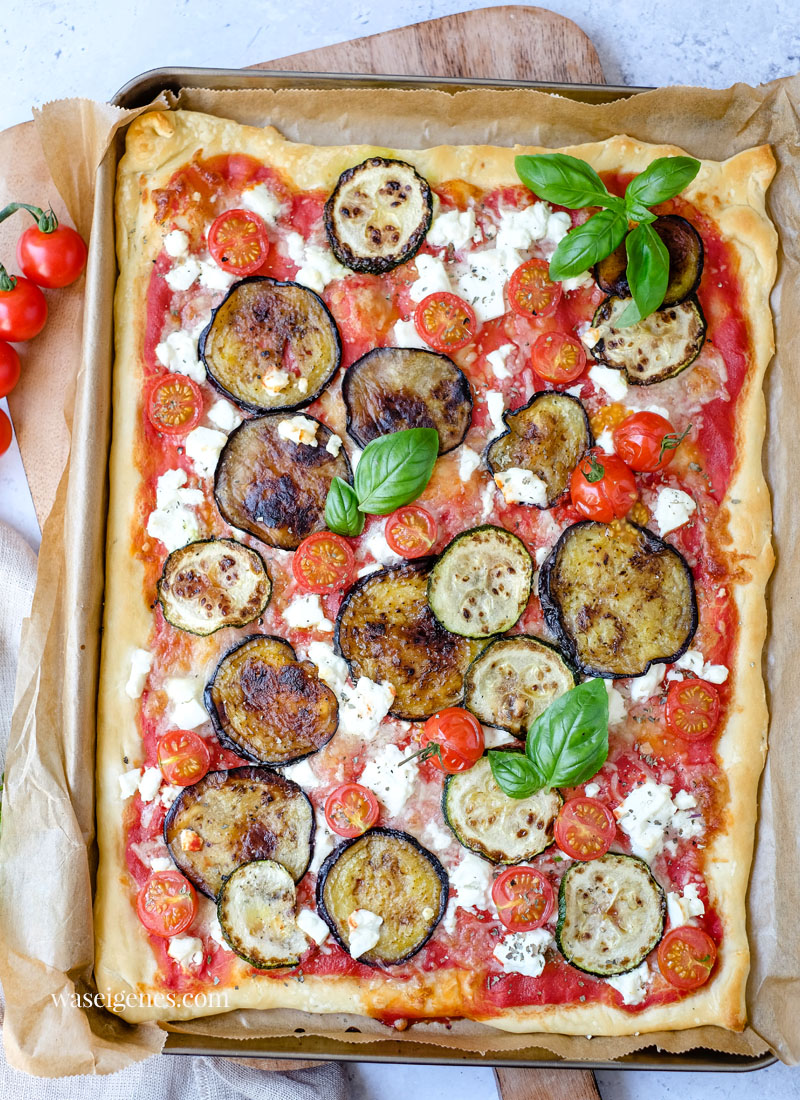 Rezept: Auberginen Zucchini Pizza mit Feta | Mediterrane und vegetarische Gemüsepizza | Ratatouille Pizza | Was koche ich heute? Schnelle und einfache Rezepte für jeden Tag | waseigenes.com