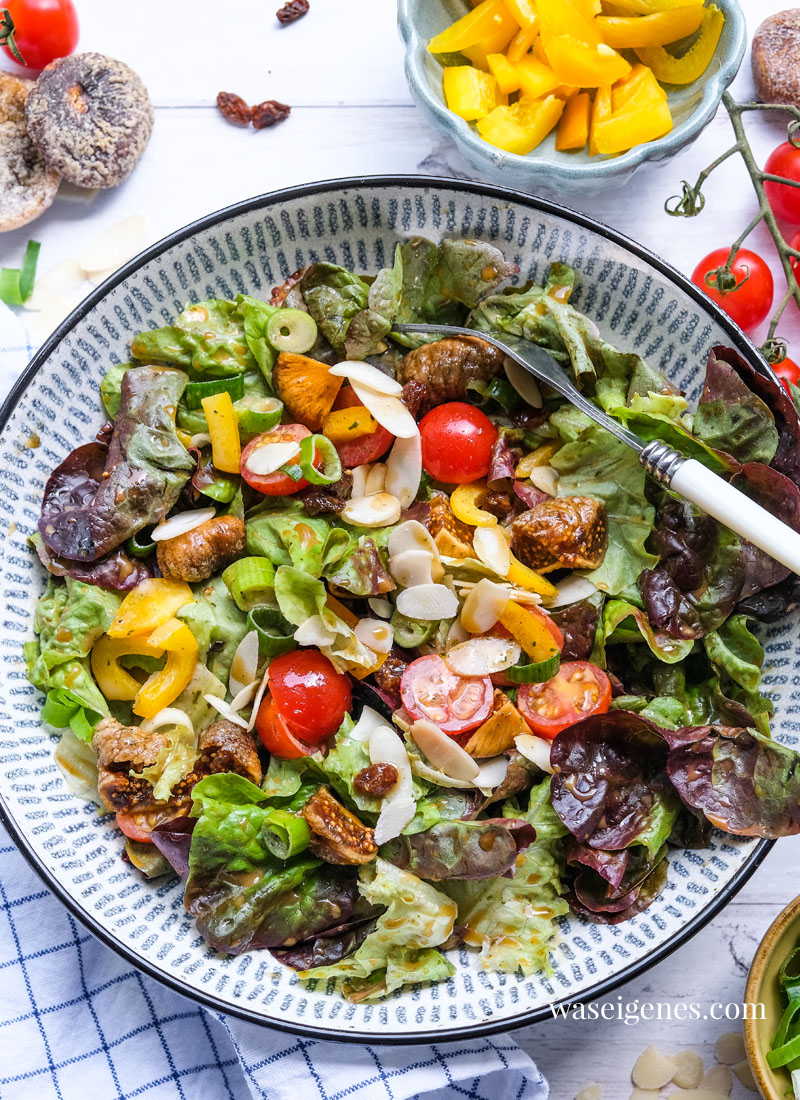 Sommersalat mit getrockneten Feigen, Rosinen, Mandeln und Balsamico-Honig-Dressing. Ein kulinarische Erinnerung an die Tam Tam Bar auf Kos | Rezept | waseigenes.com