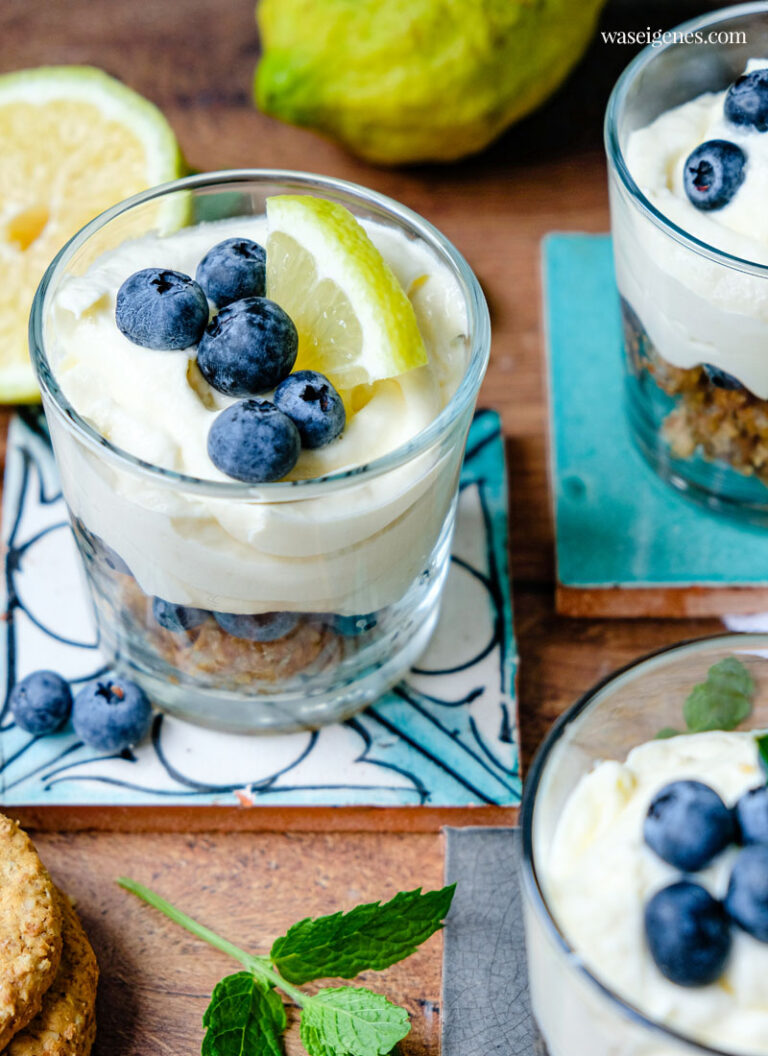 Lemon Pie Schichtdessert mit Blaubeeren &amp; Haferkeks-Boden