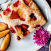 Rezept: Butterkuchen mit Pflaumen (rotfleischige Pflaumen), softer Hefeteig, Blechkuchen, Was backe ich morgen? Einfache Kuchenrezepte von waseigenes.com