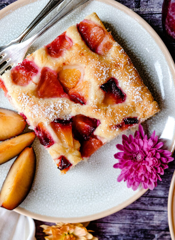 Rezept: Butterkuchen mit Pflaumen (rotfleischige Pflaumen), softer Hefeteig, Blechkuchen, Was backe ich morgen? Einfache Kuchenrezepte von waseigenes.com