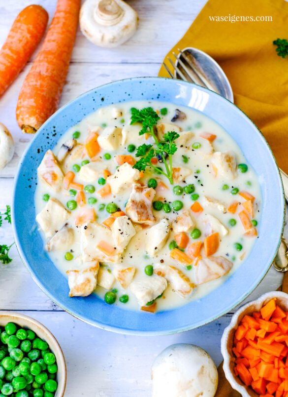 Rezept: Hühnerfrikassee mit Reis - ein köstliches Familienessen, ganz einfach, mit Hähnchen, Möhren, Champignons, Erbsen und einer hellen Soße - Schritt für Schritt Erklärung, was koche ich heute? Rezepte für jeden Tag von waseigenes.com
