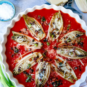 Rezept: Überbackener Chicorée mit Tomatensoße, mit Speck und Lauchzwiebeln - ein köstliches Herbstgericht, gesund und lecker. Was koche ich heute? waseigenes.com