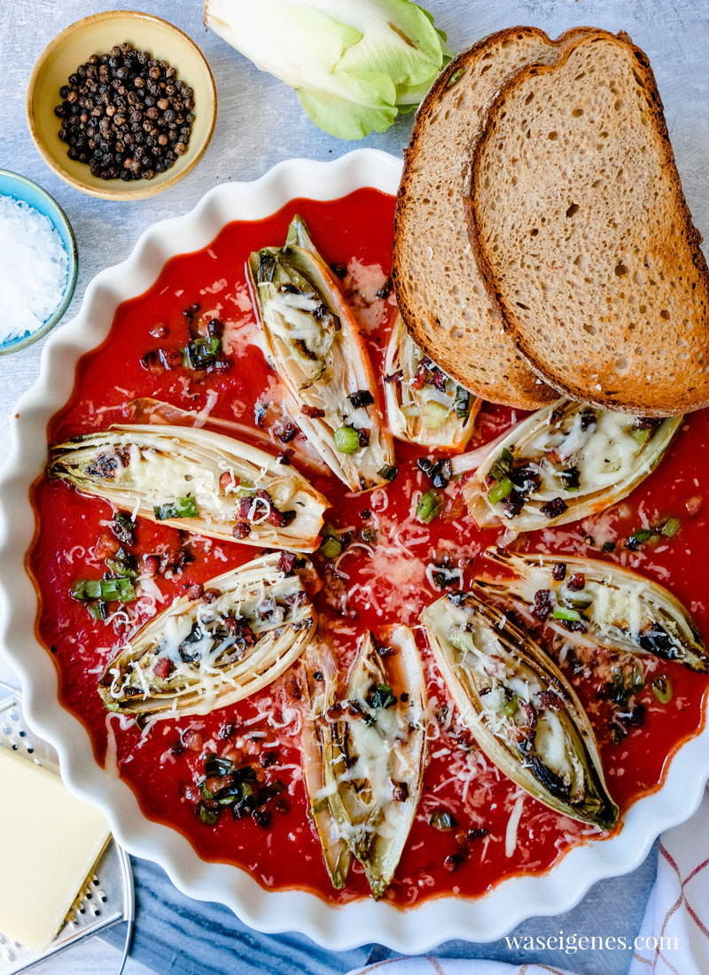 Rezept: Überbackener Chicorée mit Tomatensoße, mit Speck und Lauchzwiebeln - ein köstliches Herbstgericht, gesund und lecker. Was koche ich heute? waseigenes.com