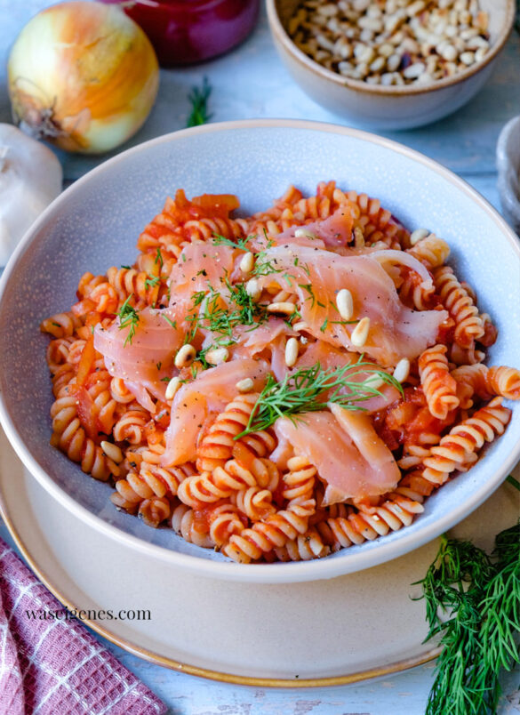 Rezept: Nudeln mit geräuchertem Lachs in Tomatensoße - schnelles und einfaches Nudelgericht | Was koche ich heute? | MUTTI Passata di Puglia | Rezepte für jeden Tag von waseigenes.com