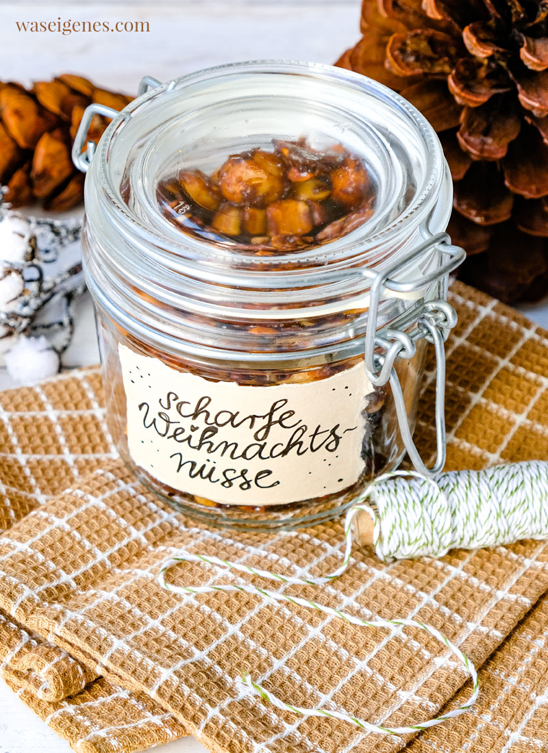 Rezept: Scharfe Weihnachtsnüsse - eine Nussmischung mit scharfer Harissa-Honig-Zimt-Marinade | Kulinarisches Weihnachtsgeschenk, Geschenk aus der Küche | waseigenes.com