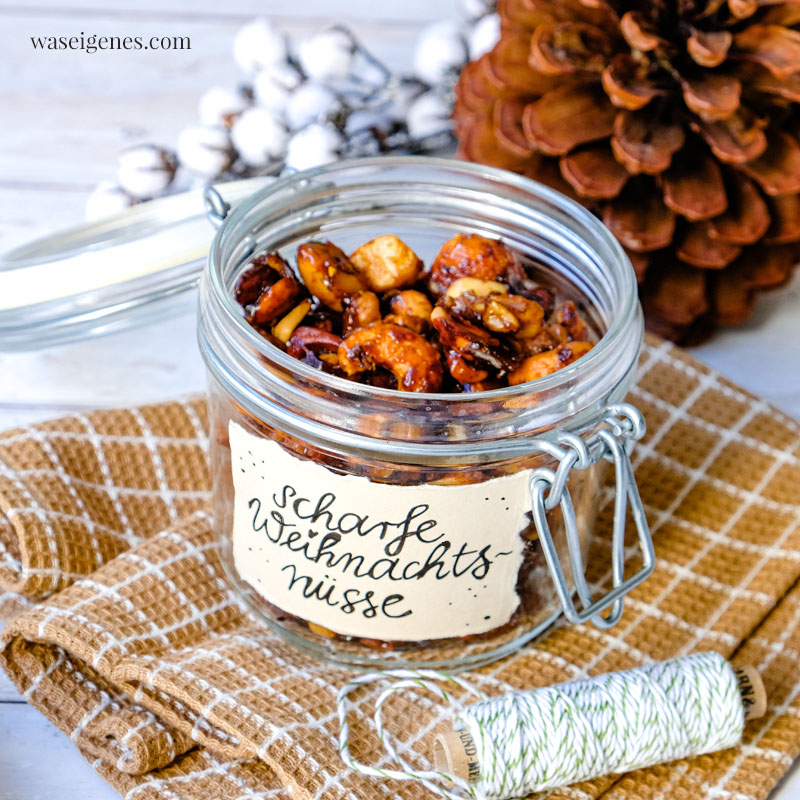 Rezept: Scharfe Weihnachtsnüsse - eine Nussmischung mit scharfer Harissa-Honig-Zimt-Marinade | Kulinarisches Weihnachtsgeschenk, Geschenk aus der Küche | waseigenes.com