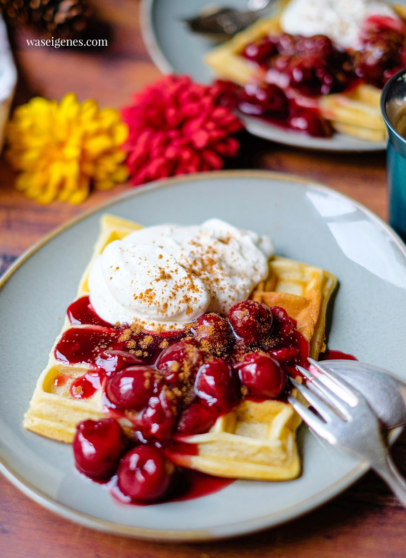 Rezept: Waffeln mit Kirschen - Köstliche Waffeln mit Punschkirschen und Zimt - Das beste Waffelrezept ever von waseigenes.com | Was backe ich heute?