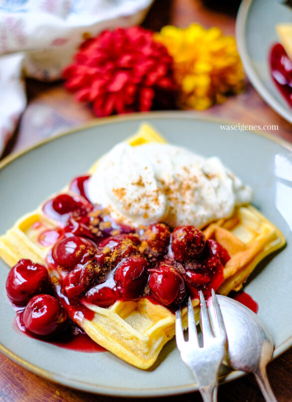 Rezept: Waffeln mit Kirschen - Köstliche Waffeln mit Punschkirschen und Zimt - Das beste Waffelrezept ever von waseigenes.com | Was backe ich heute?