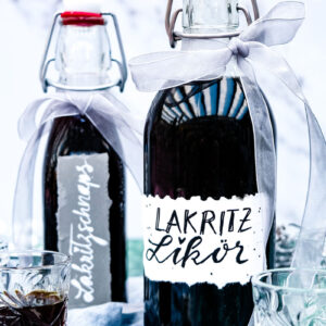 Rezept: Lakritzschnaps selber machen, köstlicher und sehr einfacher Lakritzlikör mit nur zwei Zutaten! Ein super Geschenk aus der Küche von waseigenes.com