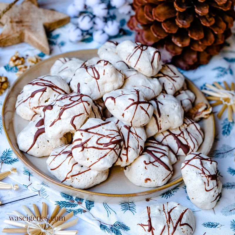 Rezept für Walnussküsschen, knusprig-softe Weihnachtsplätzchen aus Eiklar und gehackten Walnüssen | waseigenes.com Rezepte für jeden Tag, Was backe ich im Advent?