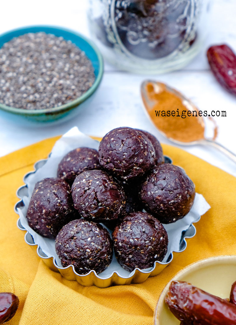 Rezept für Dattel-Chia-Pralinen - Energy Balls oder oder Müsli Kugeln. Schnell und einfach selbst gemacht | waseigenes.com