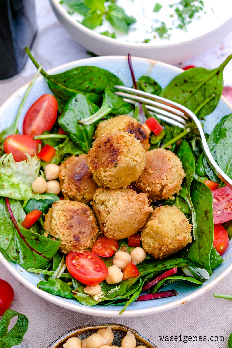 Falafel-Blattspinat-Salat-Bowl mit Minzjoghurt | Falafel selber machen | ganz einfach und sehr lecker | Rezepte für jeden Tag von waseigenes.com