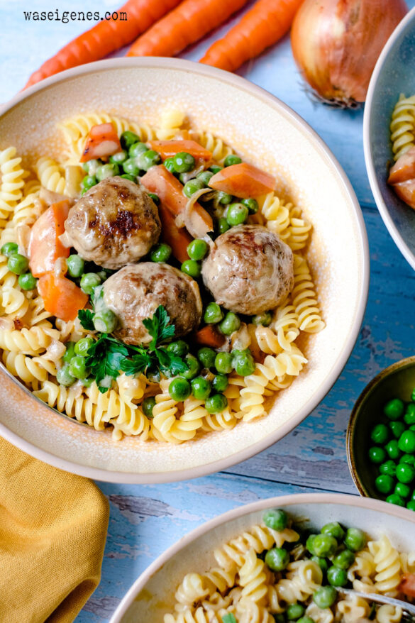 Rezept für eine köstliche Wikingerpfanne - Hackbällchen, Erbsen & Möhren in einer cremig-hellen Sahnesoße. Einfaches und leckeres Familienessen, Rezepte für jeden Tag von waseigenes.com