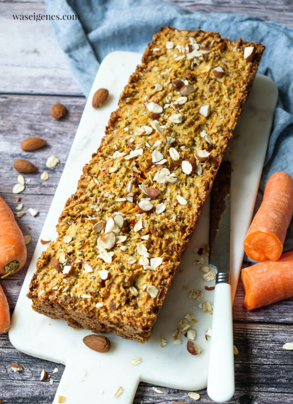 Haferflocken-Möhren-Brot mit Quark & Mandeln {ohne Mehl} Haferflocken-Möhren-Brot mit Quark & Mandeln {ohne Mehl}