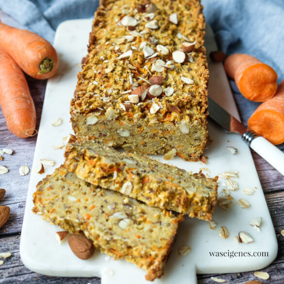 Haferflocken-Möhren-Brot mit Quark & Mandeln {ohne Mehl} - Ganz einfaches Brot Rezept, ohne Hefe und ohne Mehl, gesund und schnell gemacht | waseigenes.com | Rezepte für jeden Tag