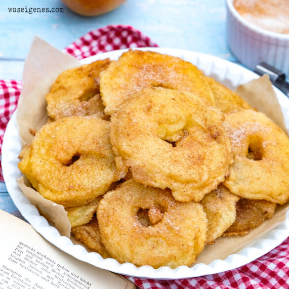 Rezept: Gebackene Apfelringe - Apfelscheiben im Teigmantel in Fett gebacken und in Zucker-Zimt gewälzt | waseigenes.com Rezepte für jeden Tag