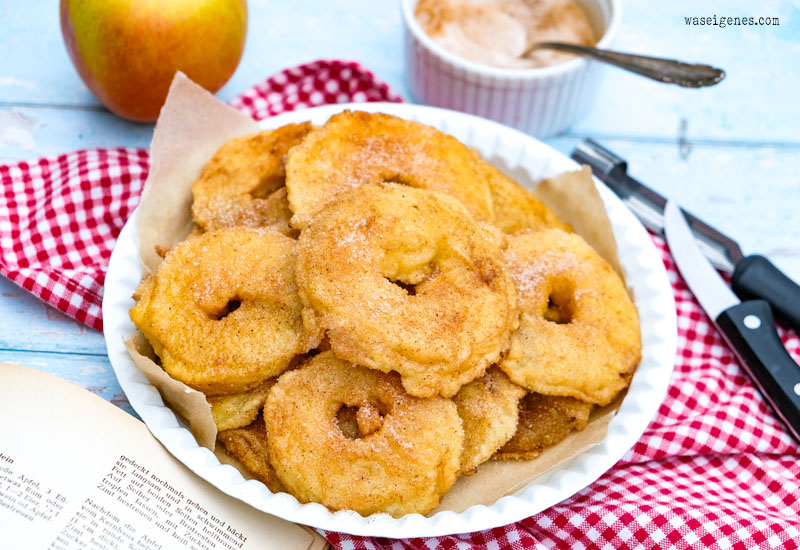Rezept: Gebackene Apfelringe (Apfelküchlein) - Apfelscheiben im Teigmantel in Fett gebacken und in Zucker-Zimt gewälzt | waseigenes.com Rezepte für jeden Tag