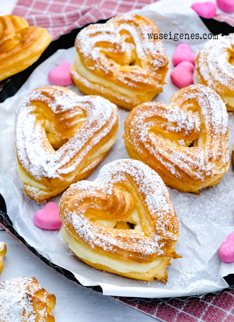 Rezept: Windbeutel-Herzen mit Vanillepudding-Füllung - Herzen aus Brandteig {Brandmasse} gefüllt mit Vanillepudding - Rezept & Anleitung, kulinarische Idee zum Valentinstag | waseigenes.com ~ Was backe ich heute?