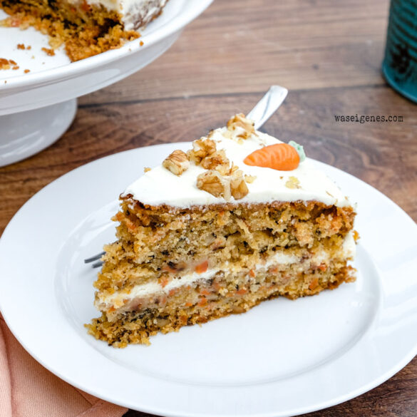Rezept: Saftiger Möhrenkuchen mit Walnüssen und Frischkäse-Buttercreme | einfach & lecker - Rezepte für jeden Tag von waseigenes.com