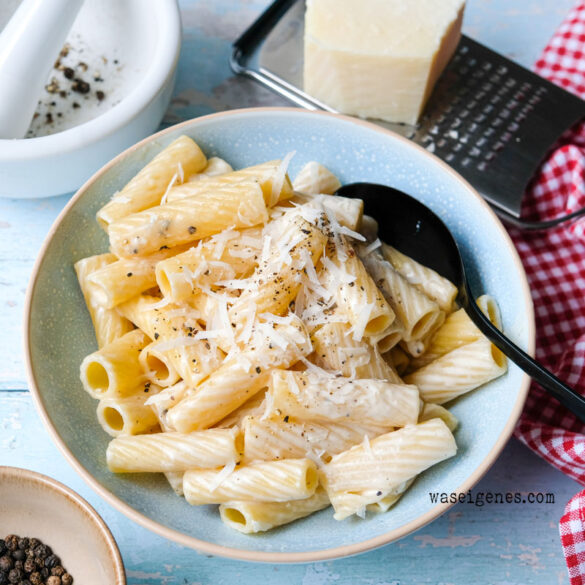 Rezept: Cacio e Pepe - Ein Pasta Klassiker aus der italienischen Region Latium. Eine köstliche Käsesoße aus Pecorino Romano mit Pfeffer und Rigatoni | waseigenes.com ~ Was koche ich heute? Rezepte für jeden Tag.