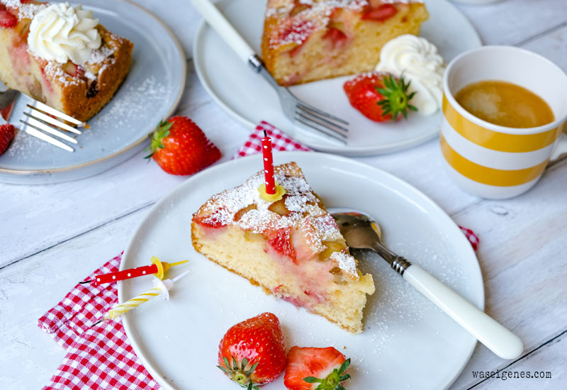 Rezept: Rhabarber-Erdbeer-Joghurt-Kuchen. Fruchtig frischer Frühlingskuchen mit Rhabarber, Erdbeeren und griechischem Joghurt  | waseigenes.com - Was backe ich heute?