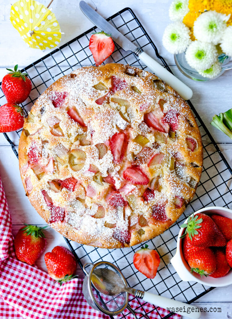 Rezept: Rhabarber-Erdbeer-Joghurt-Kuchen. Fruchtig frischer Frühlingskuchen mit Rhabarber, Erdbeeren und griechischem Joghurt | waseigenes.com - Was backe ich heute?
