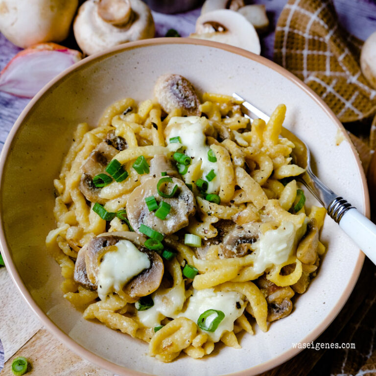 Champignon-Spätzle-Pfanne - ganz einfach - von waseigenes.com Champignon-Spätzle-Pfanne - ganz einfach - von waseigenes.com