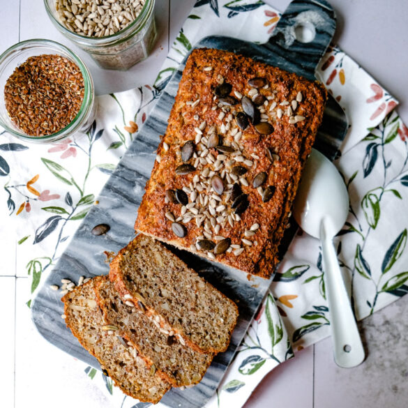 Rezept für ein Eiweißbrot oder Körnerbrot mit Sonnenblumenkerne, Leinsamen, Eiweißpulver und Magerquark | Ganz einfaches Brotrezept ohne Mehl und ohne Hefe | waseigenes.com - Rezepte für jeden Tag