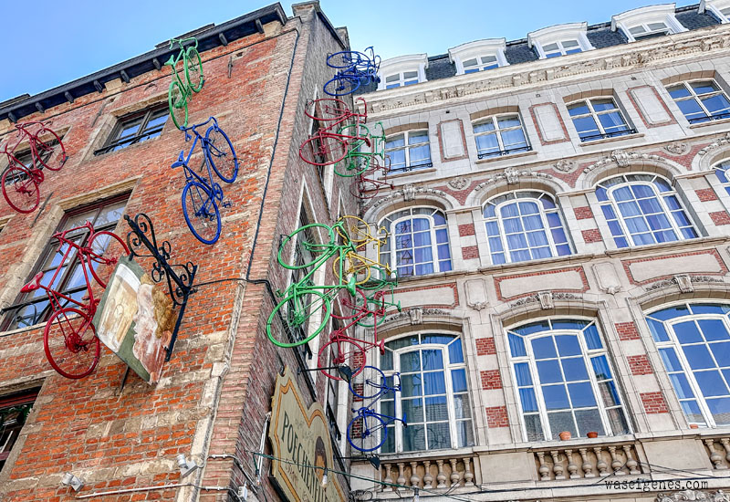 Ein Wochenende in Brüssel - Städtetrip nach Belgien - waseigenes.com | Räder an der Hauswand des Poechenellekelder