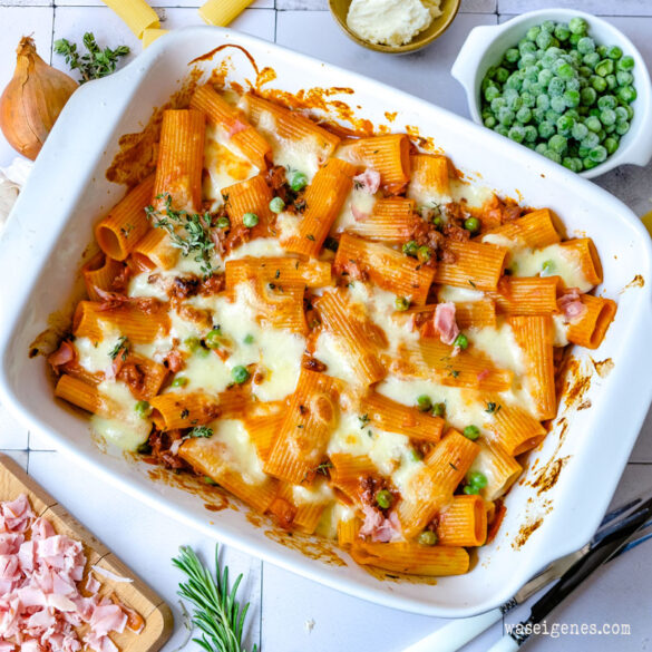 Rezept: Rigatoni al forno - überbackene Nudeln mit Hackfleisch-Soße, gekochtem Schinken und Erbsen - köstlicher Klassiker, wie beim Italiener! waseigenes.com - Was koche ich heute?